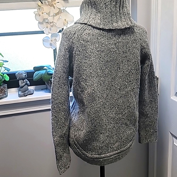 🍁HAPPY FALL🍁BEAUTIFUL CYNTHIA ROWLEY SPORTY GRAY SWEATER! - Picture 4 of 9